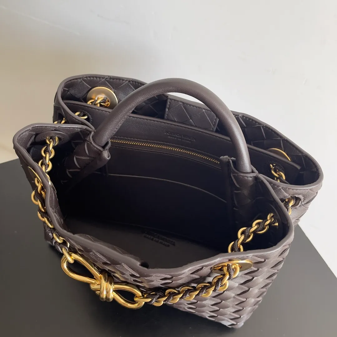 Batch 1960 BOTTEGA VENETA 2024 spring and summer new small ANDIAMO chain bag is also available! 🔥🔥I believe many friends have been waiting for a long time. The metallic chain adds a touch of sophistication to the original softness and elegance of Andiamo. The collision of classic craftsmanship and elegance creates a different kind of beauty. Style number: 786008 Size: 25*22*10.5cm